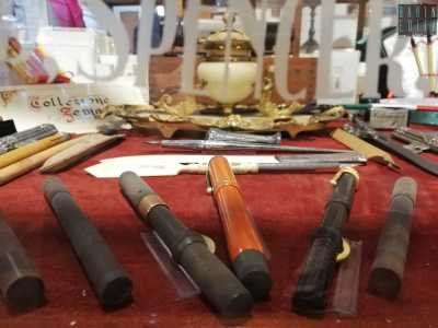 ...notiamo una teca che accoglie penne antiche, tra cui spicca il primo prototipo dell�inventore delle clip, Lewis Waterman, risalente agli inizi del Novecento